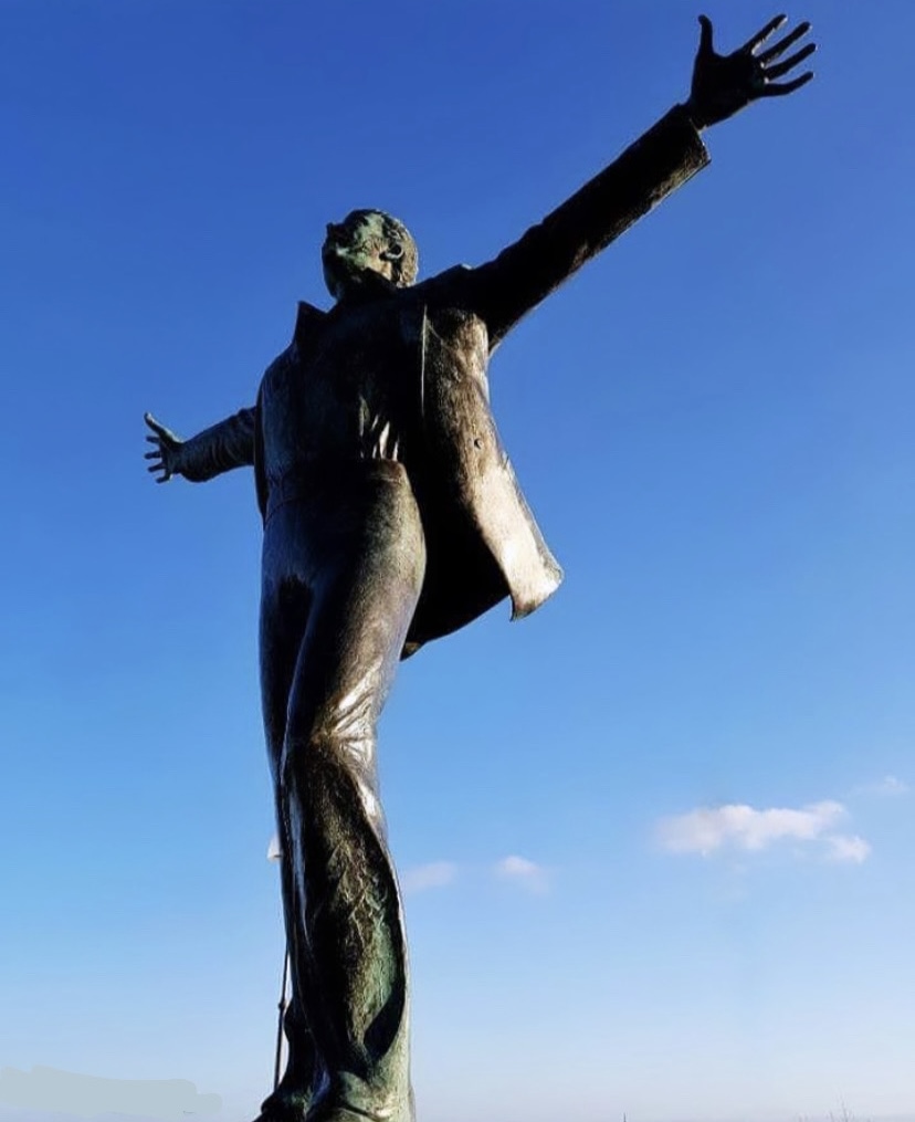 Statua di Domenico Modugno